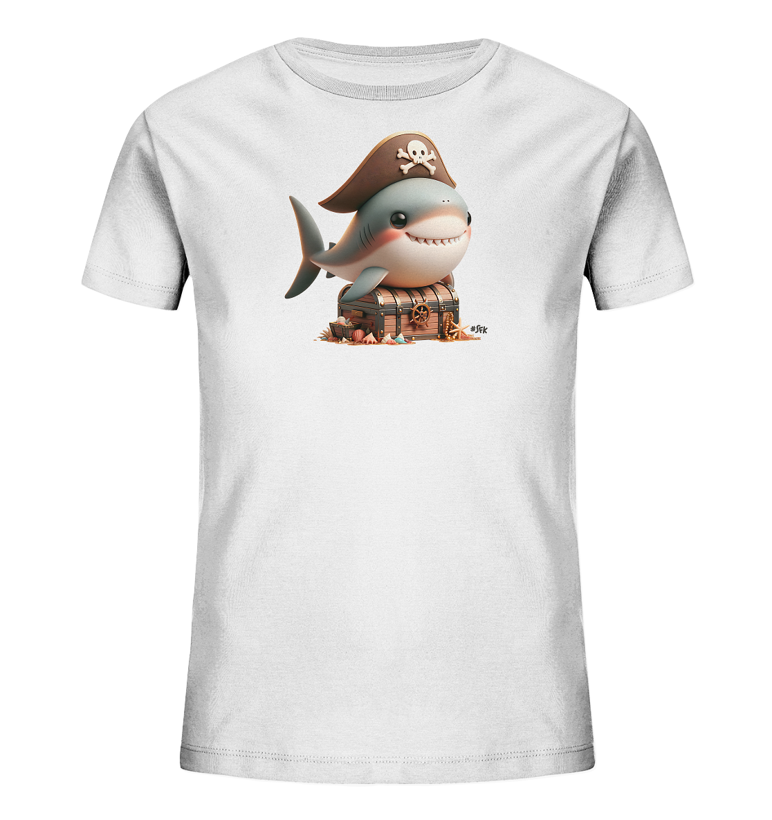Onlineshop Shirts fuer Kinder - Das Bild zeigt ein weisses Kindershirt mit einem grossen Grafikdruck auf der Vorderseite. Das Design zeigt einen niedlichen, laechelnden Cartoon-Hai mit braunem Piratenhut und Totenkopf-Emblem. Der Hai sitzt auf einer hoelzernen Schatzkiste, umgeben von Muscheln und Sand. Die Gesamtillustration hat ein verspieltes und abenteuerliches maritimes Thema.