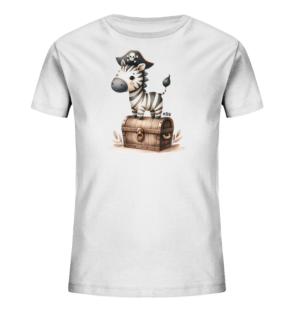 Onlineshop Shirts fuer Kinder - Dieses weisse T-Shirt zeigt eine niedliche Illustration eines Zebras im Piraten-Look. Das Zebra traegt einen Piratenhut und steht auf einer hoelzernen Schatzkiste. Das Design ist detailreich und kindgerecht gestaltet, um ein Gefuehl von Abenteuer zu vermitteln.