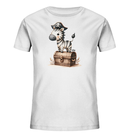 Onlineshop Shirts fuer Kinder - Dieses weisse T-Shirt zeigt eine niedliche Illustration eines Zebras im Piraten-Look. Das Zebra traegt einen Piratenhut und steht auf einer hoelzernen Schatzkiste. Das Design ist detailreich und kindgerecht gestaltet, um ein Gefuehl von Abenteuer zu vermitteln.