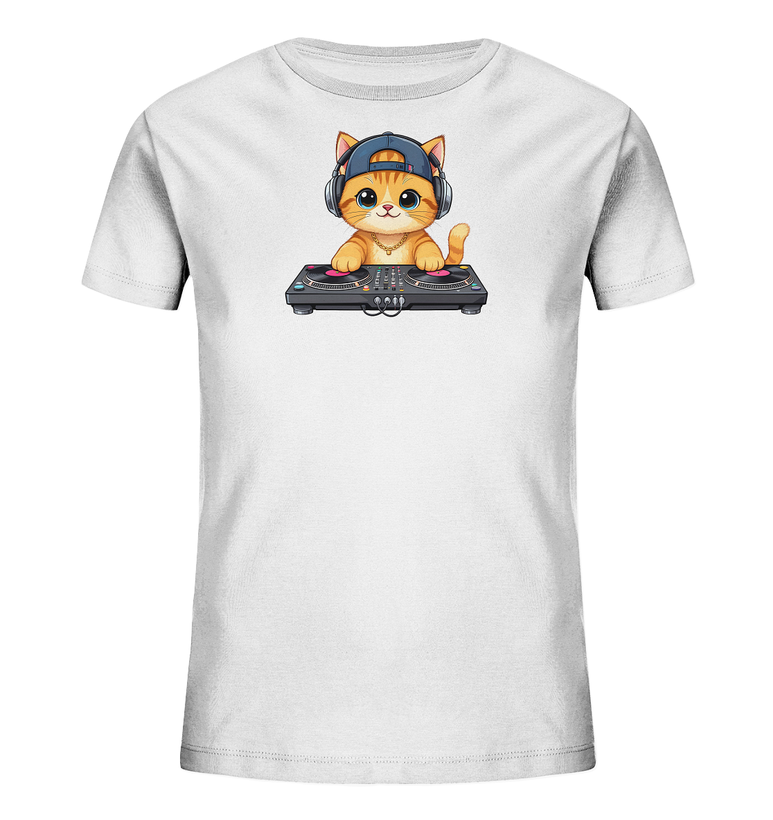 Onlineshop Shirts fuer Kinder - Das Bild zeigt ein weisses Kinder-T-Shirt mit einem niedlichen Motiv. Eine orangefarbene Comic-Katze mit grossen Augen traegt eine blaue Baseballkappe und Kopfhoerer. Sie steht hinter einem detaillierten DJ-Mischpult und blickt direkt nach vorne. Das Design verleiht dem Shirt einen verspielten und modernen Charakter.