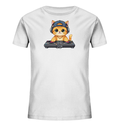 Onlineshop Shirts fuer Kinder - Das Bild zeigt ein weisses Kinder-T-Shirt mit einem niedlichen Motiv. Eine orangefarbene Comic-Katze mit grossen Augen traegt eine blaue Baseballkappe und Kopfhoerer. Sie steht hinter einem detaillierten DJ-Mischpult und blickt direkt nach vorne. Das Design verleiht dem Shirt einen verspielten und modernen Charakter.