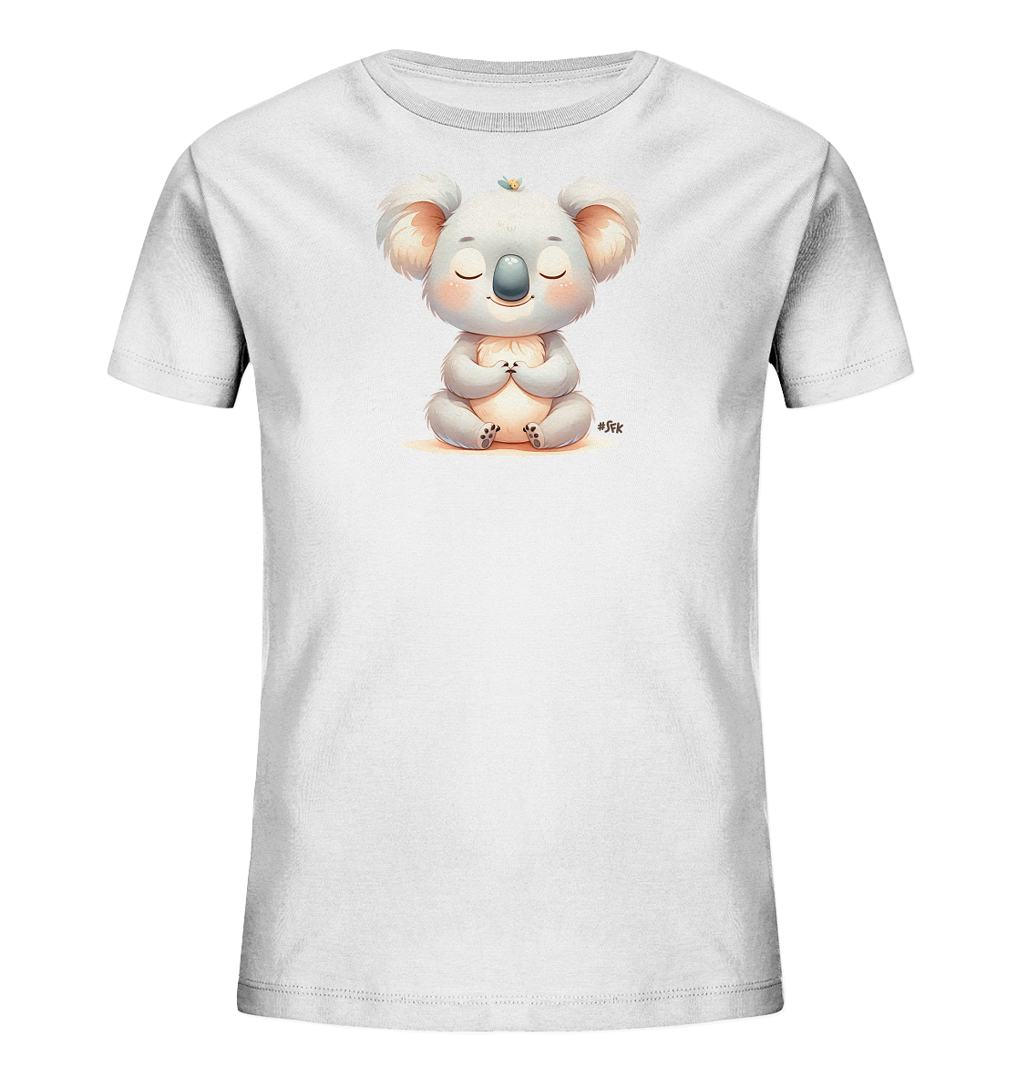 Onlineshop Shirts fuer Kinder - Das Bild zeigt ein weisses T-Shirt fuer Kinder mit einem suessen, cartoonhaften Koala-Motiv auf der Vorderseite. Der Koala sitzt in meditativer Pose mit geschlossenen Augen und gefalteten Pfoten. Über seinem Kopf sitzt eine kleine Biene oder ein anderer Kaefer. Das Design wirkt friedlich und beruhigend.
