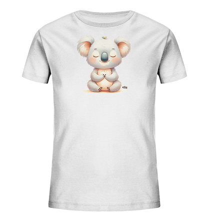 Onlineshop Shirts fuer Kinder - Das Bild zeigt ein weisses T-Shirt fuer Kinder mit einem suessen, cartoonhaften Koala-Motiv auf der Vorderseite. Der Koala sitzt in meditativer Pose mit geschlossenen Augen und gefalteten Pfoten. Über seinem Kopf sitzt eine kleine Biene oder ein anderer Kaefer. Das Design wirkt friedlich und beruhigend.