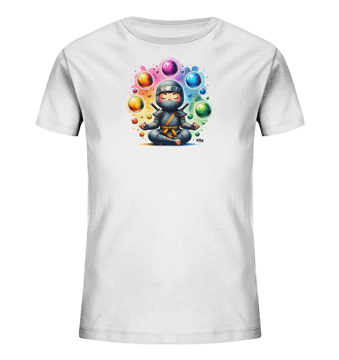 Onlineshop Shirts fuer Kinder - Auf diesem weissen Kinder-T-Shirt ist eine Illustration eines meditierenden Ninjas zu sehen. Der kleine Charakter sitzt im Schneidersitz und ist von zahlreichen schwebenden, farbigen Kugeln umgeben. Ein bunter Farbspritzer-Hintergrund ergaenzt das Motiv. Das Design ist lebhaft und ansprechend fuer Kinder.
