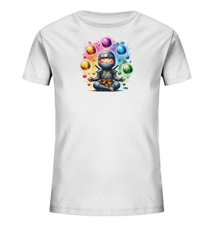 Onlineshop Shirts fuer Kinder - Auf diesem weissen Kinder-T-Shirt ist eine Illustration eines meditierenden Ninjas zu sehen. Der kleine Charakter sitzt im Schneidersitz und ist von zahlreichen schwebenden, farbigen Kugeln umgeben. Ein bunter Farbspritzer-Hintergrund ergaenzt das Motiv. Das Design ist lebhaft und ansprechend fuer Kinder.