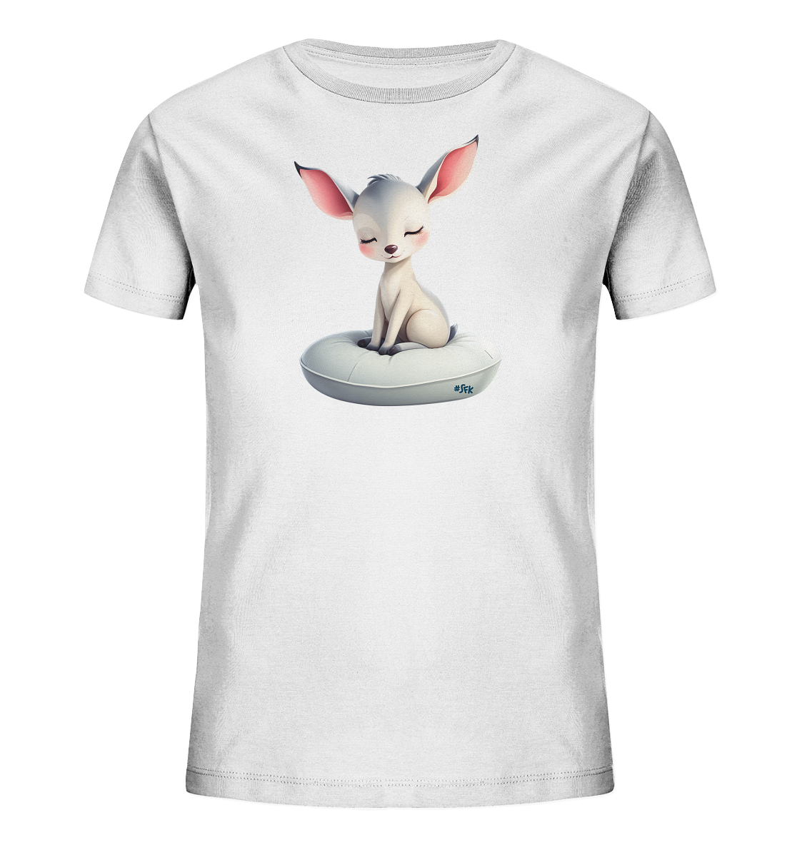 Onlineshop Shirts fuer Kinder - Das Bild zeigt ein weisses Kinder-T-Shirt. Auf der Vorderseite ist ein niedliches, helles Fabelwesen mit grossen, rosafarbenen Ohren abgebildet. Es sitzt vertraeumt mit geschlossenen Augen auf einem hellgrauen, ringfoermigen Kissen. Das Design wirkt sanft und kinderfreundlich.