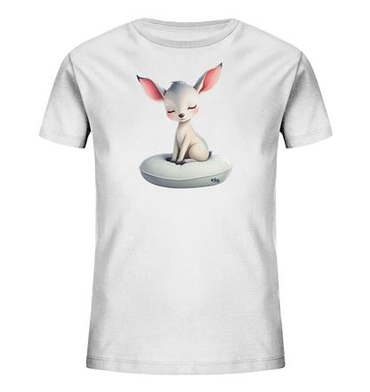 Onlineshop Shirts fuer Kinder - Das Bild zeigt ein weisses Kinder-T-Shirt. Auf der Vorderseite ist ein niedliches, helles Fabelwesen mit grossen, rosafarbenen Ohren abgebildet. Es sitzt vertraeumt mit geschlossenen Augen auf einem hellgrauen, ringfoermigen Kissen. Das Design wirkt sanft und kinderfreundlich.