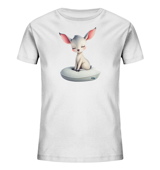 Onlineshop Shirts fuer Kinder - Das Bild zeigt ein weisses Kinder-T-Shirt. Auf der Vorderseite ist ein niedliches, helles Fabelwesen mit grossen, rosafarbenen Ohren abgebildet. Es sitzt vertraeumt mit geschlossenen Augen auf einem hellgrauen, ringfoermigen Kissen. Das Design wirkt sanft und kinderfreundlich.