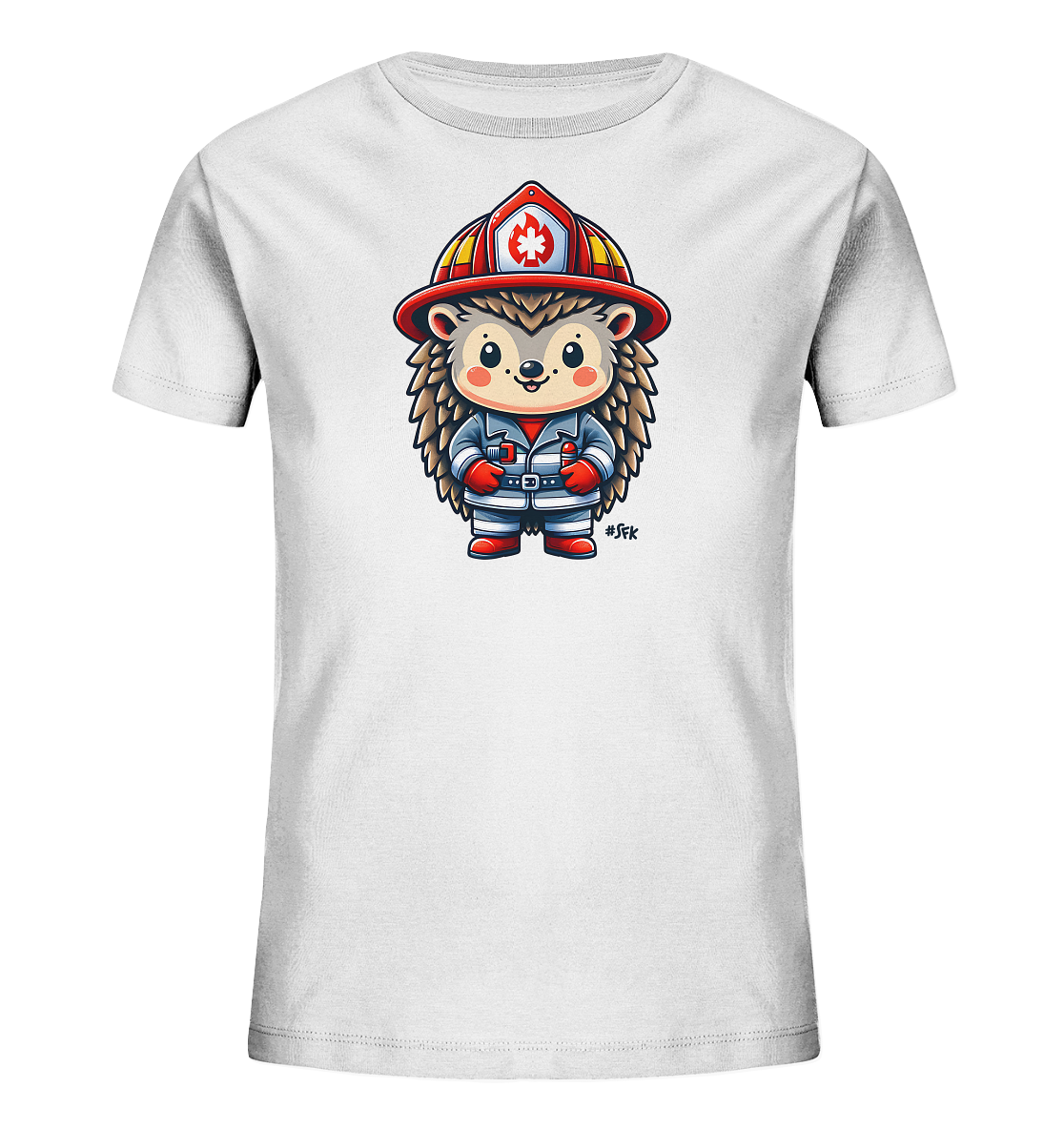 Onlineshop Shirts fuer Kinder - Das Bild zeigt ein weisses Kinder T-Shirt mit einem niedlichen Motiv. Darauf ist ein cartoonhafter Igel abgebildet, der als Feuerwehrmann gekleidet ist. Der Igel traegt einen roten Helm und eine blaue Uniform mit reflektierenden Streifen. Die Darstellung ist detailreich und farbenfroh, ideal fuer kleine Feuerwehr-Fans.