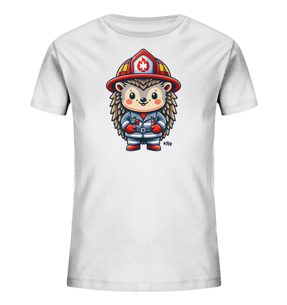 Onlineshop Shirts fuer Kinder - Das Bild zeigt ein weisses Kinder T-Shirt mit einem niedlichen Motiv. Darauf ist ein cartoonhafter Igel abgebildet, der als Feuerwehrmann gekleidet ist. Der Igel traegt einen roten Helm und eine blaue Uniform mit reflektierenden Streifen. Die Darstellung ist detailreich und farbenfroh, ideal fuer kleine Feuerwehr-Fans.