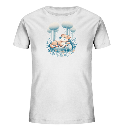 Onlineshop Shirts fuer Kinder - Das Bild zeigt ein weisses Kinder-T-Shirt mit einem Aufdruck auf der Vorderseite. Der Aufdruck stellt einen hellbraunen Hund dar, der entspannt auf einem Baumstamm schlaeft. Um den Hund herum sind stilisierte Baeume sowie blaue und orangefarbene Pflanzen zu sehen. Das Motiv vermittelt eine ruhige und friedliche Szene aus der Natur.