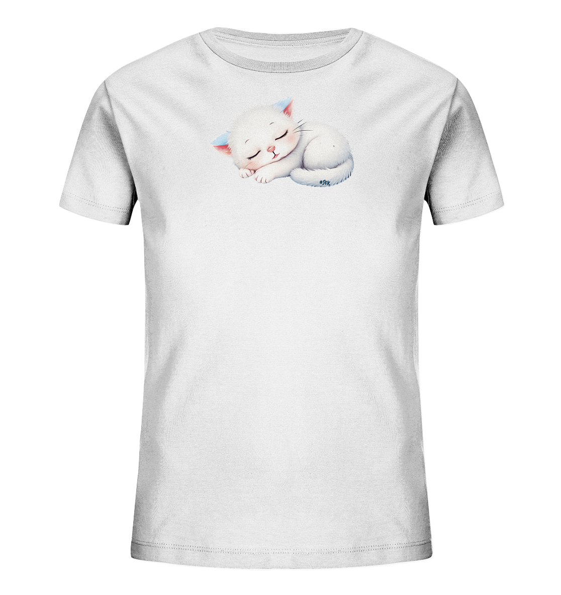 Onlineshop Shirts fuer Kinder - Das Bild zeigt ein weisses Kinder-T-Shirt mit einem niedlichen Aufdruck. Darauf ist eine schlafende, weisse Katze abgebildet, die sich friedlich zusammengerollt hat. Die Katze hat zartrosa Ohren mit blauen Akzenten und geschlossene Augen, was einen ruhigen Ausdruck vermittelt. Das Design wirkt sanft und liebenswert, ideal fuer Kinder.
