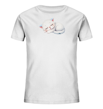 Onlineshop Shirts fuer Kinder - Das Bild zeigt ein weisses Kinder-T-Shirt mit einem niedlichen Aufdruck. Darauf ist eine schlafende, weisse Katze abgebildet, die sich friedlich zusammengerollt hat. Die Katze hat zartrosa Ohren mit blauen Akzenten und geschlossene Augen, was einen ruhigen Ausdruck vermittelt. Das Design wirkt sanft und liebenswert, ideal fuer Kinder.