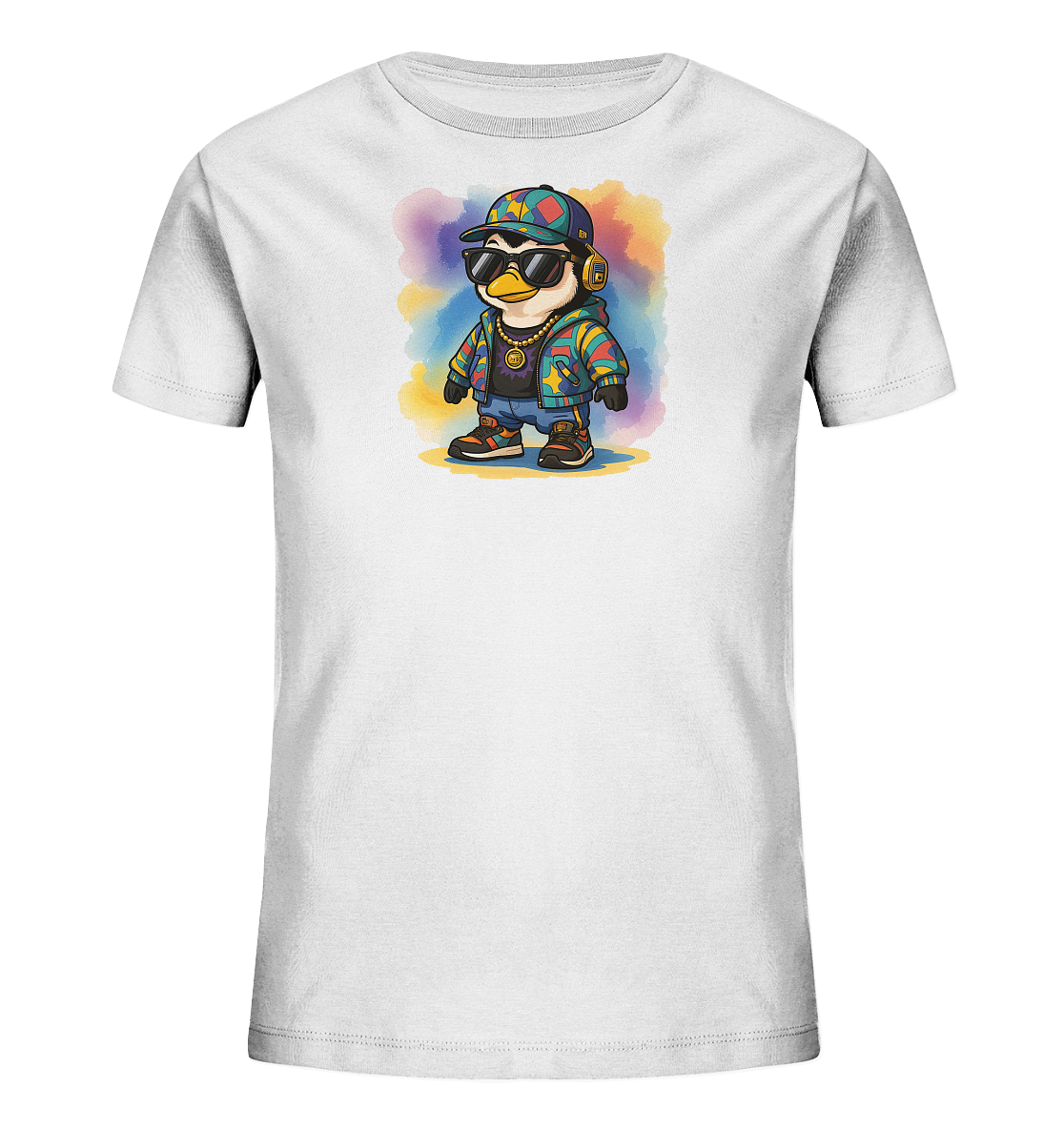 Onlineshop Shirts fuer Kinder - Das Bild zeigt ein weisses Kinder-T-Shirt mit einem zentralen Motiv eines stylischen Pinguins. Der Pinguin traegt eine bunte Kappe, Sonnenbrille, Kopfhoerer und eine goldene Kette. Er ist in eine farbenfrohe Jacke und Jeans gekleidet und steht vor einem weichen, aquarellartigen Hintergrund. Das Design verleiht dem Shirt einen modernen und froehlichen Ausdruck.