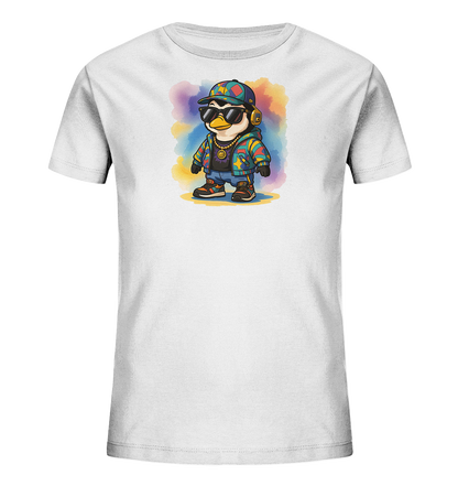 Onlineshop Shirts fuer Kinder - Das Bild zeigt ein weisses Kinder-T-Shirt mit einem zentralen Motiv eines stylischen Pinguins. Der Pinguin traegt eine bunte Kappe, Sonnenbrille, Kopfhoerer und eine goldene Kette. Er ist in eine farbenfrohe Jacke und Jeans gekleidet und steht vor einem weichen, aquarellartigen Hintergrund. Das Design verleiht dem Shirt einen modernen und froehlichen Ausdruck.