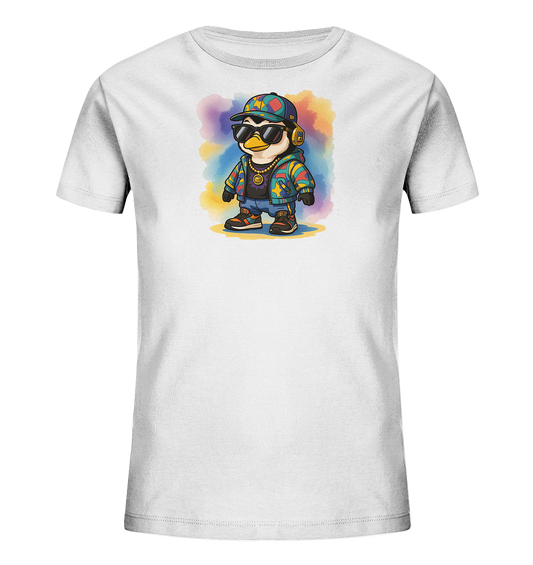 Onlineshop Shirts fuer Kinder - Das Bild zeigt ein weisses Kinder-T-Shirt mit einem zentralen Motiv eines stylischen Pinguins. Der Pinguin traegt eine bunte Kappe, Sonnenbrille, Kopfhoerer und eine goldene Kette. Er ist in eine farbenfrohe Jacke und Jeans gekleidet und steht vor einem weichen, aquarellartigen Hintergrund. Das Design verleiht dem Shirt einen modernen und froehlichen Ausdruck.
