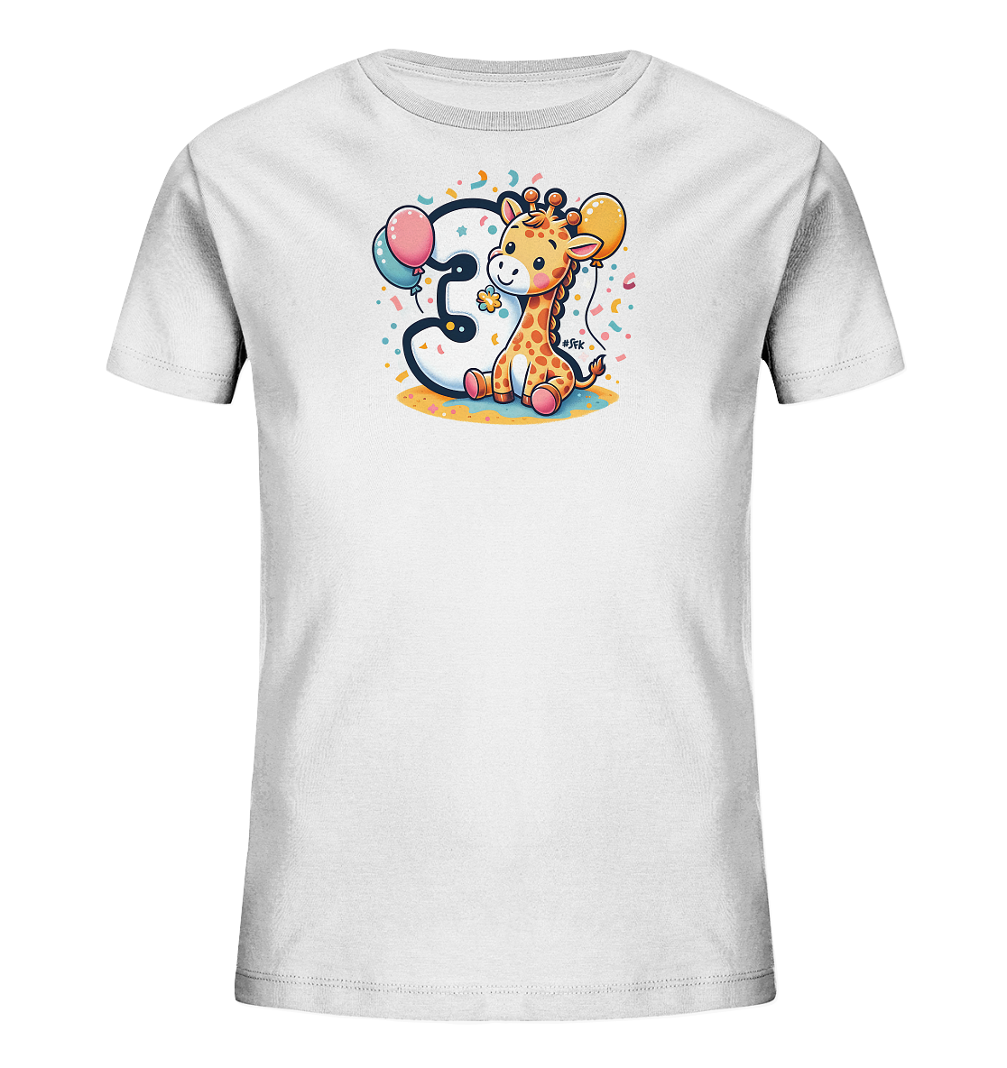 Onlineshop Shirts fuer Kinder - Das Bild zeigt ein weisses Kinder T-Shirt mit einem farbenfrohen Aufdruck. Zentral ist eine niedliche Cartoon-Giraffe abgebildet, die froehlich laechelnd neben einer grossen Zahl '3' sitzt. Das Design ist von Ballons, Konfetti und einem sandigen Untergrund umgeben. Es wirkt verspielt und eignet sich perfekt fuer einen Geburtstag.