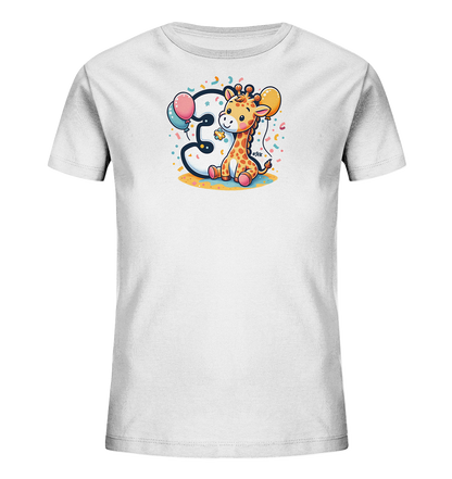 Onlineshop Shirts fuer Kinder - Das Bild zeigt ein weisses Kinder T-Shirt mit einem farbenfrohen Aufdruck. Zentral ist eine niedliche Cartoon-Giraffe abgebildet, die froehlich laechelnd neben einer grossen Zahl '3' sitzt. Das Design ist von Ballons, Konfetti und einem sandigen Untergrund umgeben. Es wirkt verspielt und eignet sich perfekt fuer einen Geburtstag.