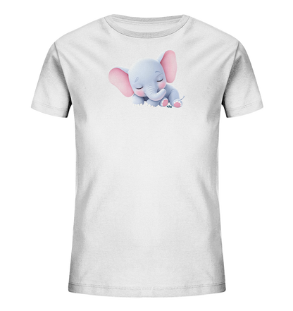 Onlineshop Shirts fuer Kinder - Das Bild zeigt ein weisses T-Shirt fuer Kinder mit einem niedlichen Tiermotiv. Auf der Vorderseite ist ein schlafendes, hellblaues Elefantenbaby mit rosa Ohren und Zehen abgebildet. Der Elefant liegt friedlich da und hat die Augen geschlossen, was ein beruhigendes Bild erzeugt. Das Design ist sanft und kinderfreundlich gestaltet.