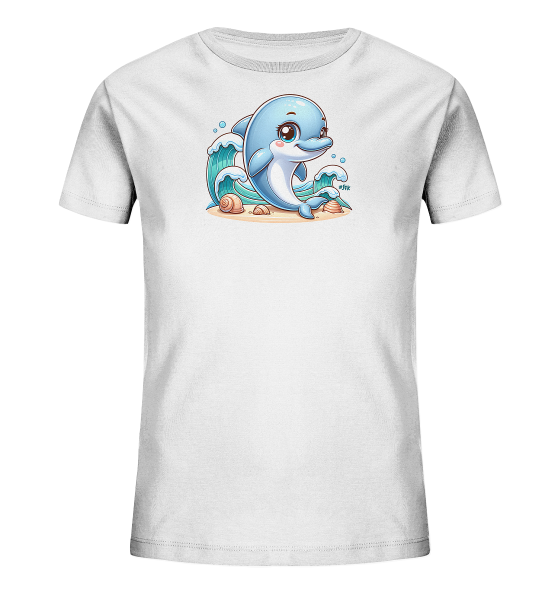 Onlineshop Shirts fuer Kinder - Das Bild zeigt ein weisses Kinder T-Shirt mit einem farbigen Druck. Der Druck zeigt einen niedlichen blauen Delfin am Strand. Der Delfin sitzt im Sand zwischen Wellen und Muscheln. Das Motiv ist froehlich und kindgerecht gestaltet.