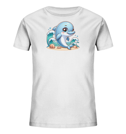 Onlineshop Shirts fuer Kinder - Das Bild zeigt ein weisses Kinder T-Shirt mit einem farbigen Druck. Der Druck zeigt einen niedlichen blauen Delfin am Strand. Der Delfin sitzt im Sand zwischen Wellen und Muscheln. Das Motiv ist froehlich und kindgerecht gestaltet.