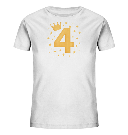 Onlineshop Shirts fuer Kinder - Dieses Bild zeigt ein schlichtes weisses T-Shirt fuer Kinder. Auf der Vorderseite ist zentral die goldfarbene Zahl '4' abgebildet. Darueber befindet sich eine passende goldene Krone, umrahmt von kleinen Sternen und Pluszeichen in derselben goldenen Farbe. Das Design wirkt festlich und verspielt.