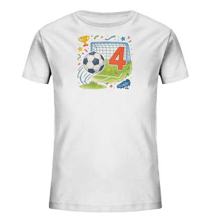 Onlineshop Shirts fuer Kinder - Das Bild zeigt ein weisses Kinder-T-Shirt mit einem farbenfrohen Fussballmotiv auf der Vorderseite. Das Design umfasst ein Fussballtor, einen Ball, einen Pokal und die markante Zahl '4'. Elemente wie Sterne, Konfetti und ein Fussballschuh runden das verspielte Geburtstagsthema ab. Die Illustration ist detailreich und ansprechend gestaltet.