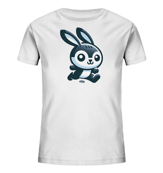 Onlineshop Shirts fuer Kinder - Das Bild zeigt ein weisses Kinder T-Shirt mit einem Motiv eines springenden Cartoon-Hasen auf der Vorderseite. Der Hase ist in dunklen und hellen Blautoenen gehalten, hat grosse Ohren und Kulleraugen. Er ist in einer dynamischen Pose dargestellt, als wuerde er gerade springen oder rennen. Das Design wirkt froehlich und verspielt, ideal fuer Kinderkleidung.