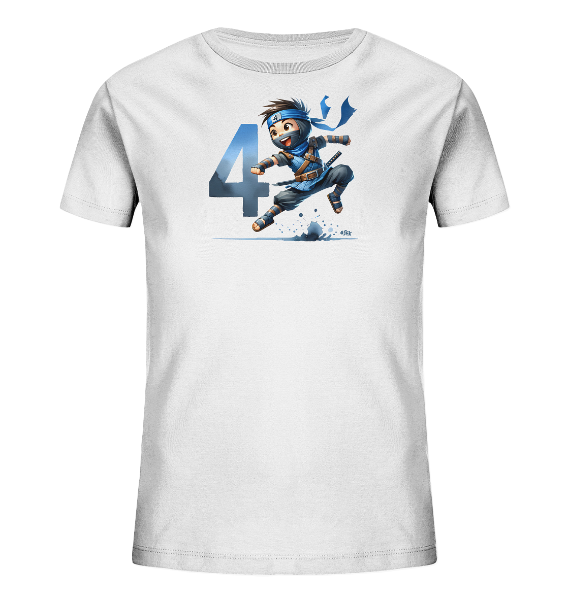 Onlineshop Shirts fuer Kinder - Das Bild zeigt ein weisses T-Shirt fuer Kinder mit einer Illustration eines dynamischen Ninja-Charakters in blauer und brauner Kleidung. Der Ninja springt ueber den Boden, neben ihm steht eine grosse, blaue Zahl '4'. Die Grafik ist actionreich gestaltet mit Details wie Staub und einem Schwert.