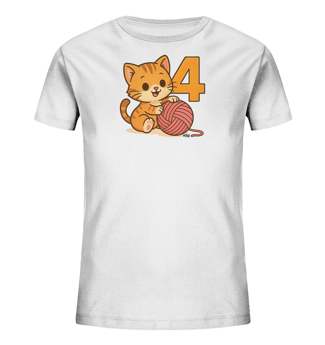 Onlineshop Shirts fuer Kinder - Das Bild zeigt ein weisses T-Shirt fuer Kinder mit einem niedlichen Druck. Darauf ist ein orangefarbenes Comic-Kaetzchen abgebildet, das froehlich mit einem rosa Wollknaeuel spielt. Neben dem Kaetzchen steht die grosse Zahl '4' in orange. Das Design ist verspielt und farbenfroh.