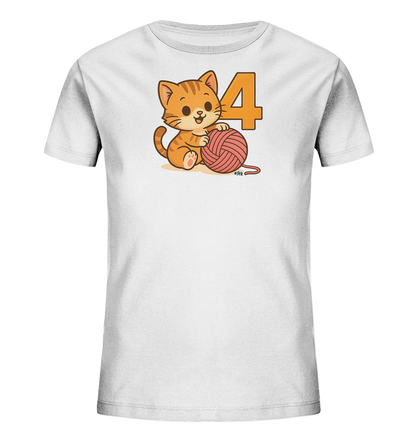 Onlineshop Shirts fuer Kinder - Das Bild zeigt ein weisses T-Shirt fuer Kinder mit einem niedlichen Druck. Darauf ist ein orangefarbenes Comic-Kaetzchen abgebildet, das froehlich mit einem rosa Wollknaeuel spielt. Neben dem Kaetzchen steht die grosse Zahl '4' in orange. Das Design ist verspielt und farbenfroh.