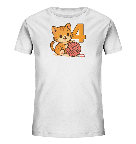 Onlineshop Shirts fuer Kinder - Das Bild zeigt ein weisses T-Shirt fuer Kinder mit einem niedlichen Druck. Darauf ist ein orangefarbenes Comic-Kaetzchen abgebildet, das froehlich mit einem rosa Wollknaeuel spielt. Neben dem Kaetzchen steht die grosse Zahl '4' in orange. Das Design ist verspielt und farbenfroh.