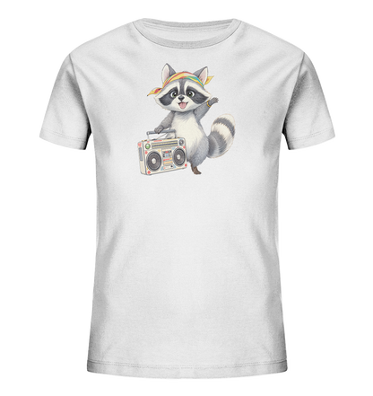 Onlineshop Shirts fuer Kinder - Das Bild zeigt ein weisses Kinder-T-Shirt mit einem niedlichen Waschbaerenmotiv auf der Vorderseite. Der Waschbaer traegt ein regenbogenfarbenes Bandana und haelt einen Boombox, waehrend er froehlich winkt. Die Darstellung ist dynamisch und farbenfroh, was dem Shirt einen spielerischen Charakter verleiht.