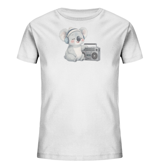 Onlineshop Shirts fuer Kinder - Das Bild zeigt ein weisses Kinder-T-Shirt mit einem niedlichen Aufdruck auf der Vorderseite. Ein freundlicher Koala mit geschlossenen Augen und blauen Kopfhoerern sitzt entspannt. Direkt neben dem Koala ist ein grauer Radiorekorder abgebildet. Das Motiv verleiht dem schlichten Shirt einen verspielten und musikalischen Charakter.
