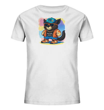 Onlineshop Shirts fuer Kinder - Das Bild zeigt ein weisses Kinder-T-Shirt mit einem farbenfrohen Motiv auf der Vorderseite. Eine laessige, schwarze Katze traegt Sonnenbrille, Basecap, orange Jacke und Jeans. Die Katze steht mit den Pfoten in den Taschen vor einem Hintergrund aus bunten Farbspritzern. Das Gesamtbild vermittelt einen modernen und verspielten Eindruck.