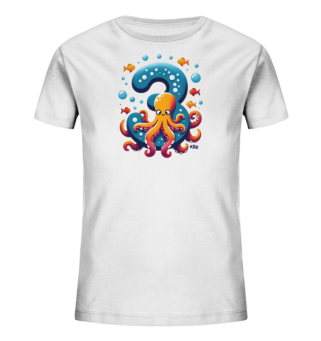 Onlineshop Shirts fuer Kinder - Das Bild zeigt ein weisses T-Shirt fuer Kinder mit einem farbenfrohen Motiv einer verspielten Krake, die sich um die Zahl '3' schlingt. Das Design ist im Cartoon-Stil gehalten und zeigt die Krake in leuchtenden Orange- und Rottoenen. Um die Krake und die blaue Zahl herum schweben kleine Blasen und orangefarbene Fische. Dieses froehliche Motiv ist ideal fuer junge Meeresfreunde.