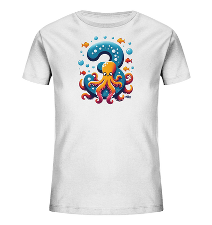 Onlineshop Shirts fuer Kinder - Das Bild zeigt ein weisses T-Shirt fuer Kinder mit einem farbenfrohen Motiv einer verspielten Krake, die sich um die Zahl '3' schlingt. Das Design ist im Cartoon-Stil gehalten und zeigt die Krake in leuchtenden Orange- und Rottoenen. Um die Krake und die blaue Zahl herum schweben kleine Blasen und orangefarbene Fische. Dieses froehliche Motiv ist ideal fuer junge Meeresfreunde.