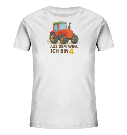 Onlineshop Shirts fuer Kinder - Das Bild zeigt ein weisses T-Shirt fuer Kinder mit einem bunten Traktor als Motiv. Der rote Traktor faehrt auf einer angedeuteten braunen Flaeche. Darunter befindet sich Text mit einer grossen, gelben Zahl Vier, was auf das Alter hinweist. Das Design ist lebhaft und froehlich.
