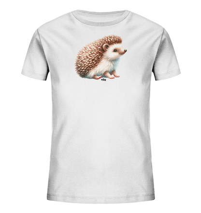 Onlineshop Shirts fuer Kinder - Das Bild zeigt ein weisses T-Shirt fuer Kinder. Auf der Vorderseite ist eine detaillierte Illustration eines kleinen Igels zu sehen. Der Igel sitzt in einer natuerlichen Pose und ist leicht nach rechts ausgerichtet. Das Design wirkt freundlich und naturnah, ideal fuer junge Tierfreunde.