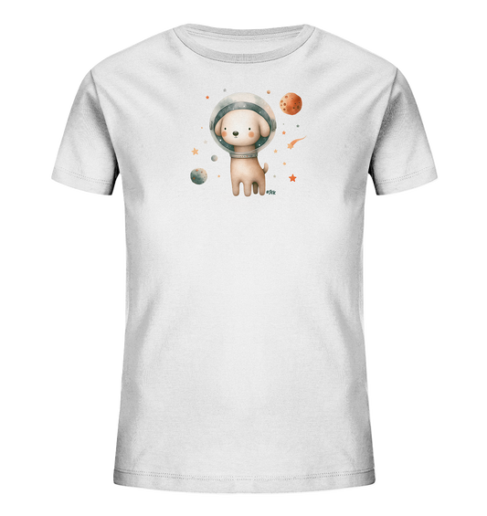 Onlineshop Shirts fuer Kinder - Das Bild zeigt ein weisses Kinder-T-Shirt mit einem charmanten Weltraum-Motiv auf der Vorderseite. Im Zentrum der Illustration steht ein niedlicher Hund, der einen Astronautenhelm traegt und laechelnd nach vorne blickt. Um den Hund herum sind verschiedene Planeten, Sterne und eine Sternschnuppe in sanften Aquarelltoenen dargestellt. Das Design verleiht dem Shirt einen verspielten und fantasievollen Charakter.