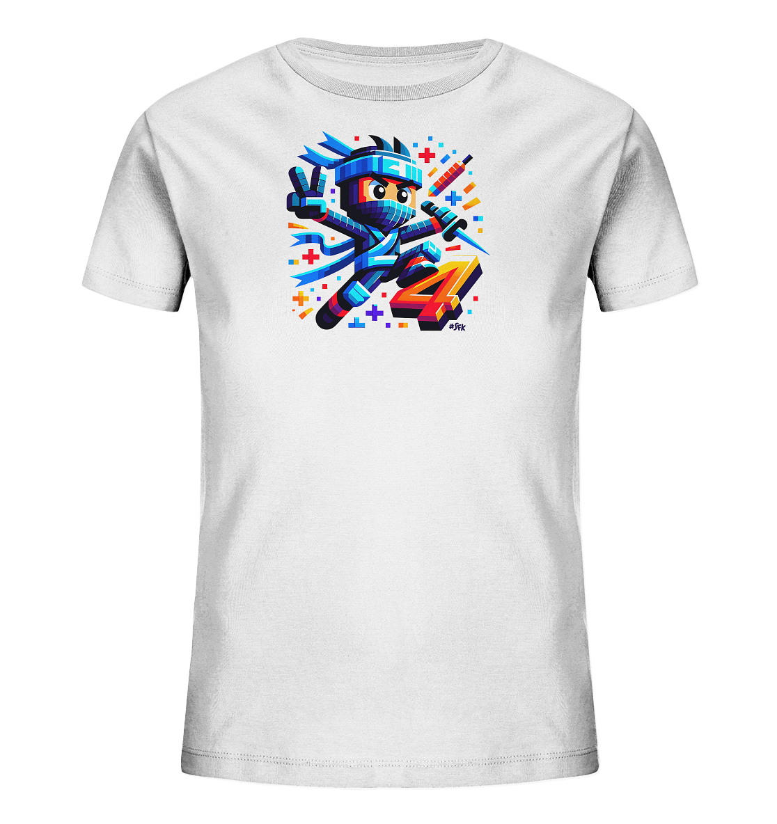 Onlineshop Shirts fuer Kinder - Das Bild zeigt ein weisses T-Shirt fuer Kinder mit einem farbenfrohen Motiv. Zentral ist eine stilisierte Ninja-Figur in dynamischer Pose mit Waffen und einem "Friedenszeichen". Neben der Figur ist eine grosse, bunte Zahl "4" platziert. Das Design wird von kleineren, geometrischen Formen in verschiedenen Farben umrahmt, was dem Shirt ein lebhaftes Aussehen verleiht.