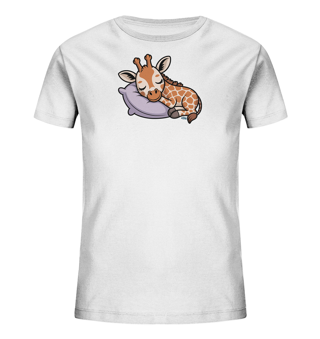 Onlineshop Shirts fuer Kinder - Das Bild zeigt ein weisses Kinder-T-Shirt mit einem niedlichen Aufdruck. Darauf ist eine schlafende Baby-Giraffe zu sehen, die gemuetlich auf einem lila Kissen liegt. Die Giraffe hat geschlossene Augen und braune Flecken. Das Design wirkt ruhig und ansprechend fuer kleine Kinder.
