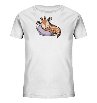Onlineshop Shirts fuer Kinder - Das Bild zeigt ein weisses Kinder-T-Shirt mit einem niedlichen Aufdruck. Darauf ist eine schlafende Baby-Giraffe zu sehen, die gemuetlich auf einem lila Kissen liegt. Die Giraffe hat geschlossene Augen und braune Flecken. Das Design wirkt ruhig und ansprechend fuer kleine Kinder.