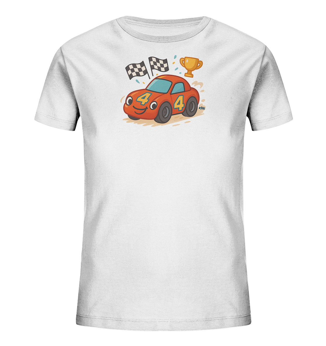 Onlineshop Shirts fuer Kinder - Das Bild zeigt ein weisses Kinder-T-Shirt mit einem lustigen Rennauto-Motiv auf der Vorderseite. Ein rotes Cartoon-Rennauto mit der Nummer '4' auf der Seite laechelt freundlich. Im Hintergrund sind Zielflaggen und ein goldener Pokal neben Farbspritzern zu sehen. Das Gesamtbild wirkt lebhaft und dynamisch.