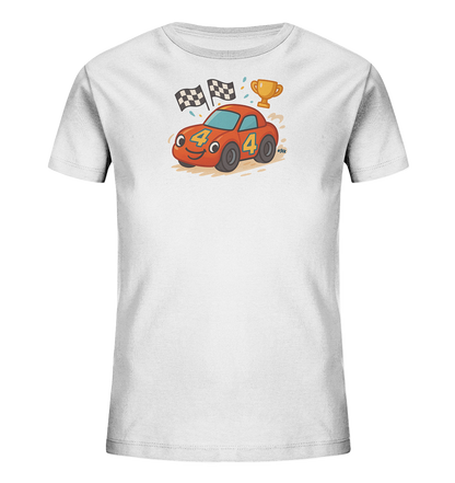 Onlineshop Shirts fuer Kinder - Das Bild zeigt ein weisses Kinder-T-Shirt mit einem lustigen Rennauto-Motiv auf der Vorderseite. Ein rotes Cartoon-Rennauto mit der Nummer '4' auf der Seite laechelt freundlich. Im Hintergrund sind Zielflaggen und ein goldener Pokal neben Farbspritzern zu sehen. Das Gesamtbild wirkt lebhaft und dynamisch.