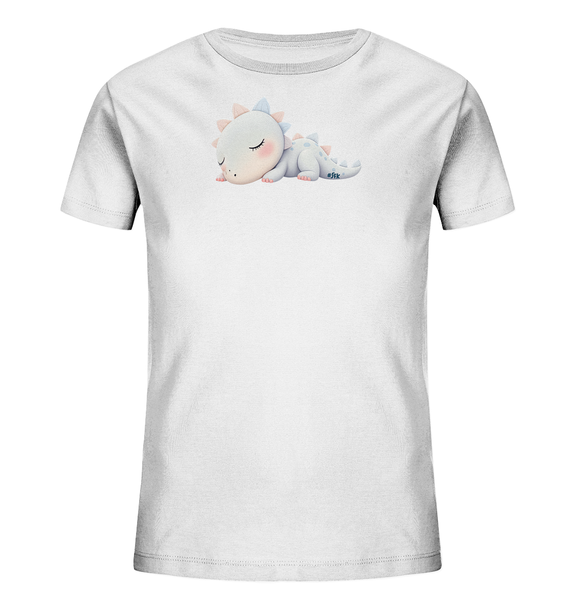 Onlineshop Shirts fuer Kinder - Das Bild zeigt ein weisses Kinder-T-Shirt mit einem niedlichen Aufdruck auf der Vorderseite. Darauf ist ein schlafendes, hellblaues Wesen abgebildet, das einem Baby-Drachen aehnelt. Es hat sanfte rosa Wangen und kleine Hoerner in Rosa und Hellblau auf dem Kopf und Ruecken. Das Motiv verleiht dem Shirt einen ruhigen und verspielten Charakter.