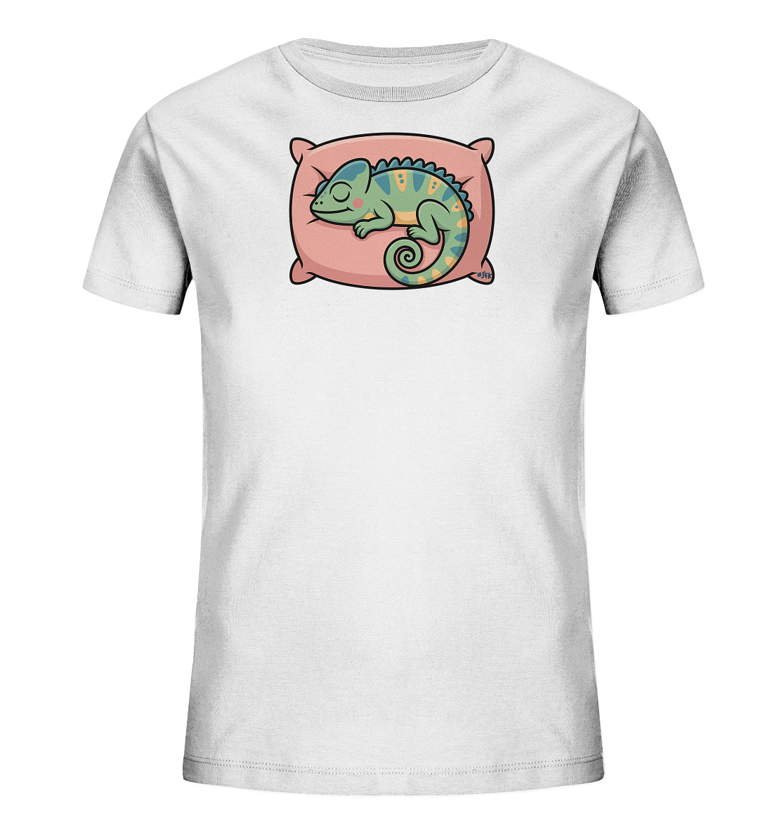 Onlineshop Shirts fuer Kinder - Das Bild zeigt ein weisses T-Shirt fuer Kinder. Auf der Vorderseite ist ein niedliches, schlafendes Chamaeleon abgebildet, das auf einem rosafarbenen Kissen liegt. Das Chamaeleon ist gruen-blau gefaerbt mit gelben Akzenten und hat seinen Schwanz eingerollt. Dieses Motiv verleiht dem Shirt einen ruhigen und verspielten Charakter.