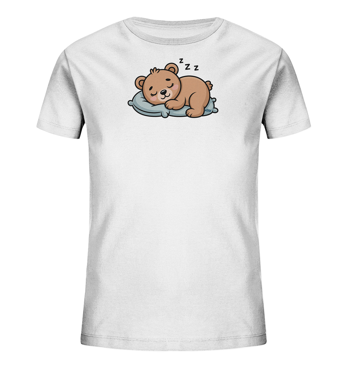 Onlineshop Shirts fuer Kinder - Das Bild zeigt ein weisses Kinder-T-Shirt mit einem niedlichen Comic-Motiv. Darauf ist ein brauner Baer abgebildet, der friedlich auf einem hellblauen Kissen schlaeft. Über dem Baeren schweben drei "Z"-Symbole, die seinen tiefen Schlaf andeuten. Das Design wirkt beruhigend und ist ideal fuer kleine Schlafmuetzen.
