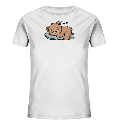 Onlineshop Shirts fuer Kinder - Das Bild zeigt ein weisses Kinder-T-Shirt mit einem niedlichen Comic-Motiv. Darauf ist ein brauner Baer abgebildet, der friedlich auf einem hellblauen Kissen schlaeft. Über dem Baeren schweben drei "Z"-Symbole, die seinen tiefen Schlaf andeuten. Das Design wirkt beruhigend und ist ideal fuer kleine Schlafmuetzen.