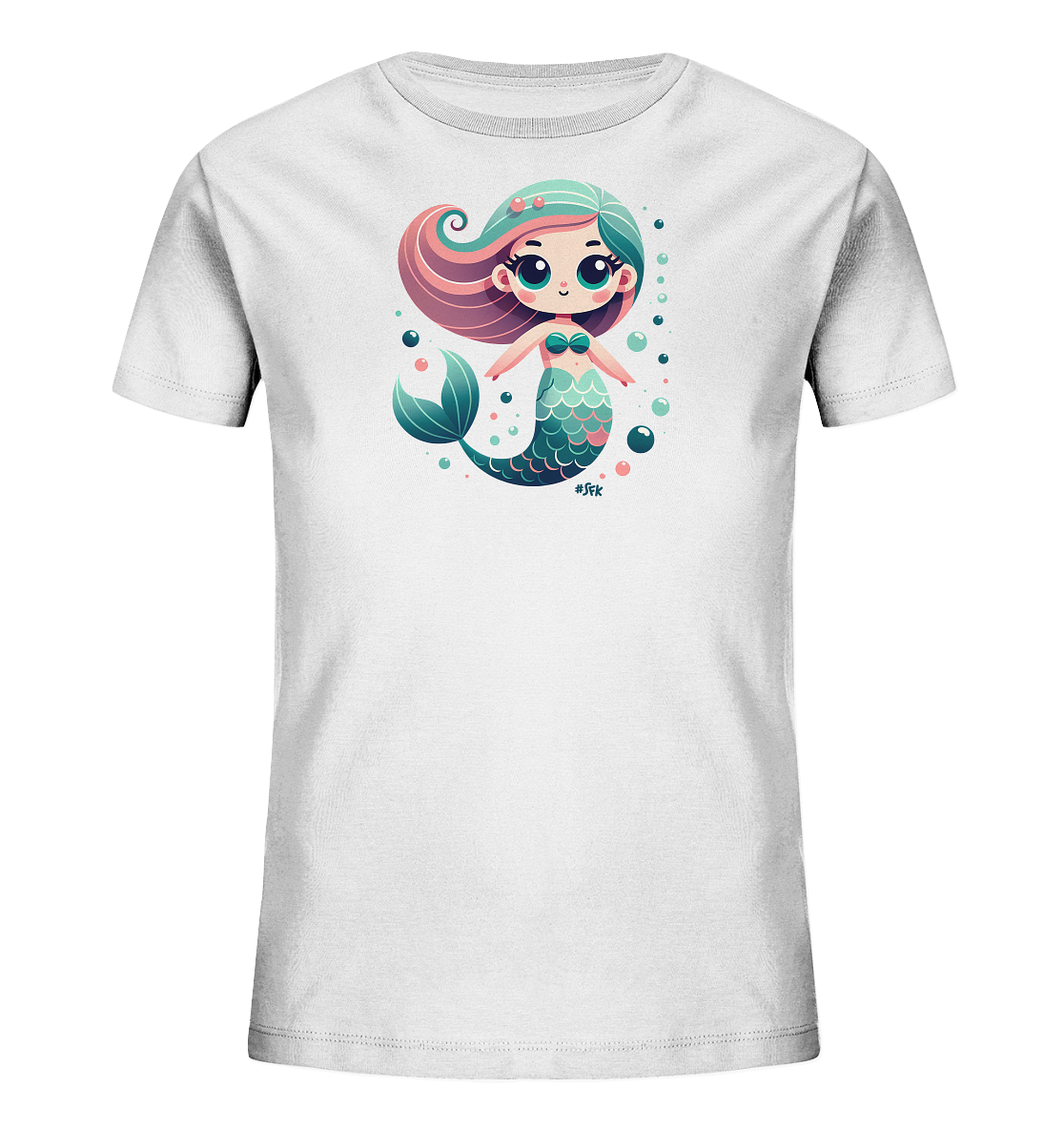 Onlineshop Shirts fuer Kinder - Das Bild zeigt ein weisses Kinder-T-Shirt mit einer niedlichen, cartoonhaften Meerjungfrau auf der Vorderseite. Die Meerjungfrau hat buntes Haar und einen tuerkisfarbenen Schwanz, umgeben von kleinen Blasen. Ihr Design ist farbenfroh und detailreich, was dem Shirt eine verspielte Optik verleiht. Es ist ein ansprechendes Motiv fuer ein Kinderoutfit.